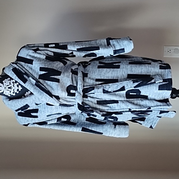 Pink Robe - Picture 1 of 6